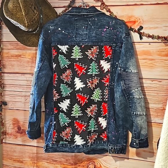 Handmade☆Upcycled 2024 "Christmas Crazies" Distressed Denim Jean Jacket! Sz L~XL - Picture 7 of 10